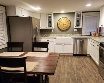 Family Friendly completely remodeled secluded vacation spot near Lake Shafer - Monticello - Kitchen