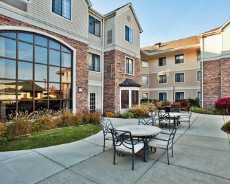 Close to the Airport! | Seasonal Outdoor Pool + Hot Tub + Free Breakfast - Kentwood - Patio