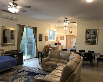 Lost Pines Lake House near Bastrop State Park and Buescher State Park.. - Cedar Creek - Sala de estar