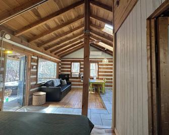 Wildflower Rustic Log Cabin: Compact Cabin with the Essentials for your Vacation - Slade