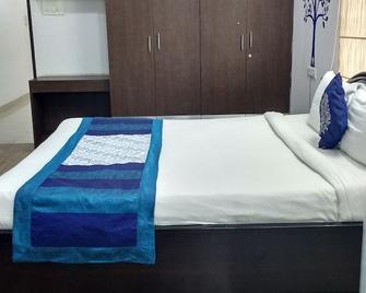 Single Room Hitech Shilparamam Guest House - Hyderabad - Bedroom