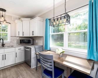 Quietude Place, Stylish 2 Bedroom House with Full Kitchen - High Point - Kitchen