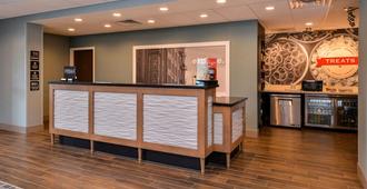 Hampton Inn by Hilton Omaha Airport, IA - Carter Lake - Front desk