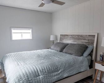 Wonderful cabin with AC in charming Harrison, MI - Harrison - Bedroom