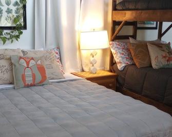 The Foxhole Townhouse; a cozy home on campus! Local coupons included! - Moscow - Slaapkamer