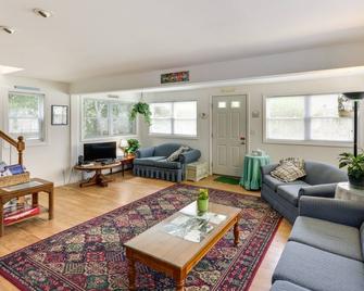 Charming Old Saybrook Home: Half-mi to Sand & Sea! - Old Saybrook - Living room
