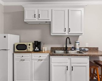 Double Room with Kitchenette Hotel- 2 Pools, Near Beach/Boardwalk, No Pets - Carolina Beach - Kitchen