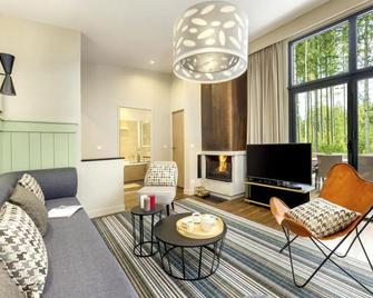 Beautiful apartment in villa for 4 guests with WIFI, pool, TV and terrace - Hattigny - Sala de estar