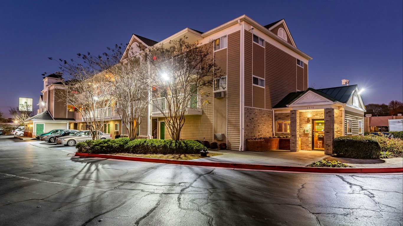 HomeTowne Studios by Red Roof Atlanta - Chamblee