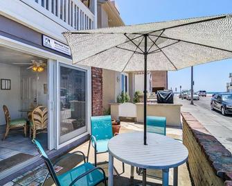 Perfect Family Beach House! | 3 Houses From the Beach! | Fun Tropical Interior! - Newport Beach - Balcony