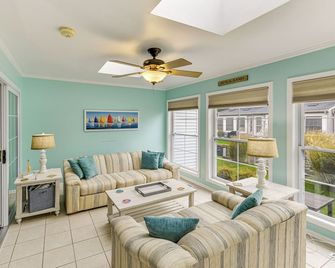 2 Mi to Rehoboth Beach: Home w/ Sunroom! - Rehoboth Beach - Living room