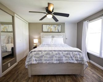 Cozy 2-BR 2BA mobile home with AC and WiFi in Friendly Place Geneva - Geneva - Bedroom