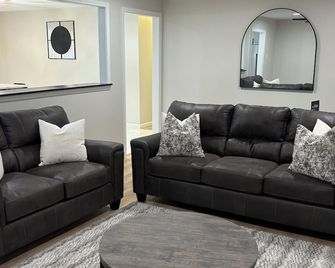 Stylish and cozy fully renovated 3BR house near shops and dining in Blytheville. - Blytheville - Wohnzimmer