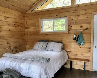 Romantic log cabin on Elkwoods lake - Madoc - Bedroom