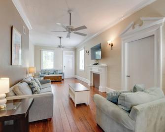 Bananas Foster Guesthouse by Brightwild - Key West - Living room