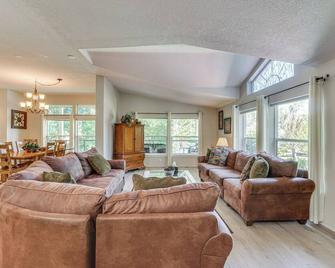 Waterfront Shady Cove Home with Fishing Deck! - Shady Cove - Sala de estar