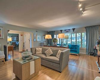 Spacious Wine Country Home 1 Mi to Downtown Lodi! - Lodi - Living room