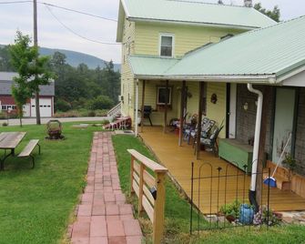 Old Farmhouse in Rural Setting, between Penn State and Bucknell - Loganton - Patio