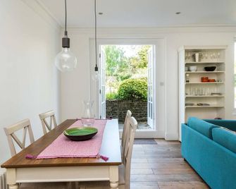Fantastic 3 Bedroom Flat West Hampstead - London - Dining room
