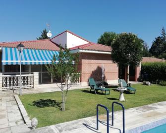 Chalet con Piscina Privada - グリホタ - テラス