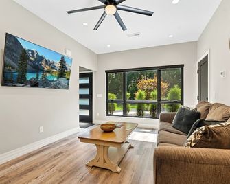 The Winona Lake Chalet 2 - Winona Lake - Living room