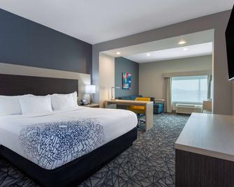 La Quinta Inn & Suites by Wyndham Shorewood - Shorewood - Bedroom