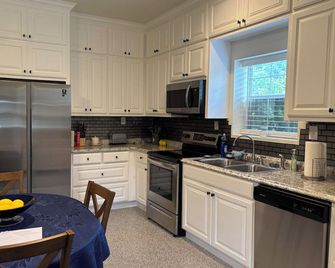 Cozy bungalow with full kitchen/pool in Burleson - Perfect for a cozy getaway - Burleson - Cocina