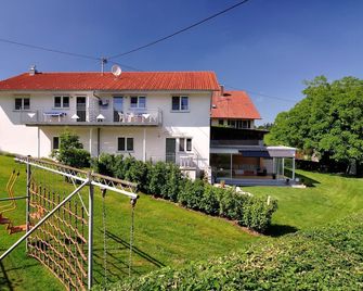 (2) Large idyllic vacation apartment - Neukirch - مبنى