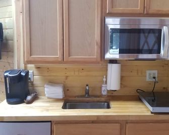 Beautiful, scenic yurt in quiet privacy near Yellowstone National Park. - Gardiner - Kuchyň
