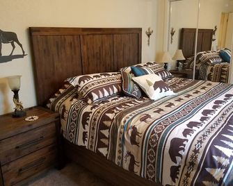 Renovated Cozy Cabin in Pine - Bring your pups - 5 star rated - 'Palms to Pines' - Pine - Bedroom