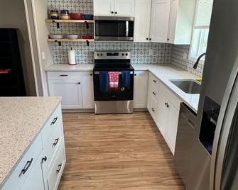 Charming 2-bedroom house with AC, WiFi in Kennewick - Kennewick - Kitchen