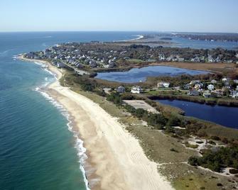 Waterfront Beach Home in Beautiful Quonochontaug, Rhode Island - Charlestown - Playa