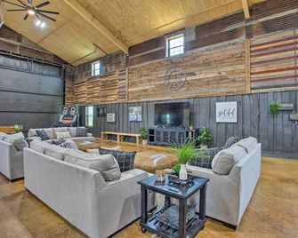 'The Copper Roost': Lake Texoma Escape w/ Hot Tub - Calera - Living room