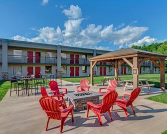 Red Roof Inn & Suites Wilkesboro - Wilkesboro - Budova