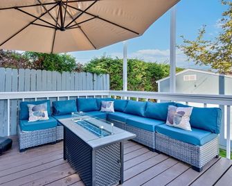 Spacious Hollywood Home | Minion Room & Pickleball - Los Angeles - Balcony