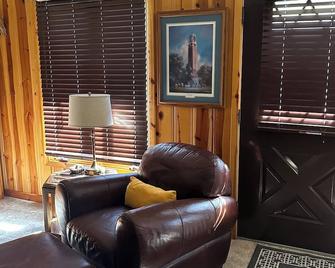 Amazing Cabin on 15 Acres of Woods Adjacent to Custer State Park - Custer - Obývací pokoj
