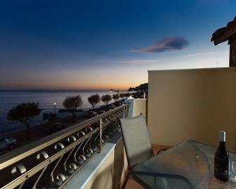 Semu A Mari B&B - Santa Teresa di Riva - Balcón