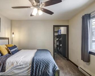 Near Downtowngarageparkingmodern - Eau Claire - Bedroom