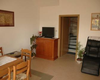 Apartment Vukorep - Two Bedroom Apartment with Terrace and Field View - Sudurad - Matsal
