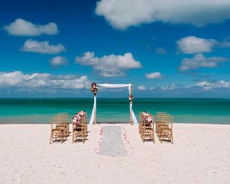 Courtyard by Marriott Nassau Downtown/Junkanoo Beach - Nassau - Beach