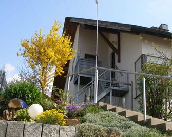 Double room No. 1, 20m², shared bathroom, balcony, max. 3 - Bea's guest room - Herbolzheim - Bâtiment