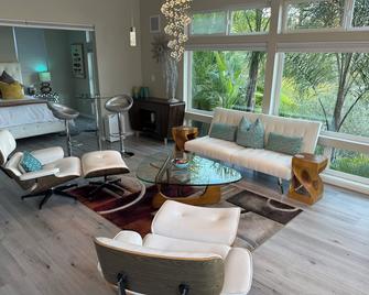 Luxury Suite with Views - San Rafael, Gateway to SF & Wine Country - San Rafael - Living room