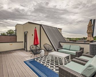 Upscale Townhome w/ Stunning Rooftop Views - דנבר - מרפסת