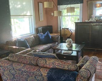 Renovated 4BR Island Farmhouse 5 minute walk to downtown Vineyard Haven - Vineyard Haven - Living room