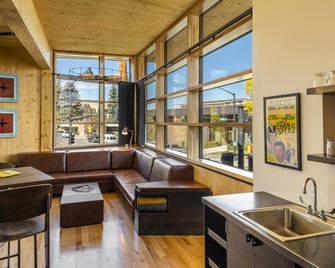 The Lark - בוזמן - סלון