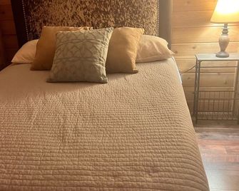 Cabin Near Canton Trade Days - Quiet Retreat with Country Charm! - Van - Bedroom