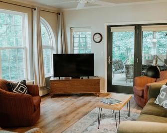 Waterfront retreat near Hershey Park. Sleeps 10. - Middletown - Wohnzimmer