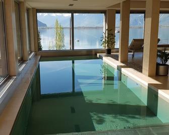 Montreux Lake View Apartments and Spa - Montreux - Alberca