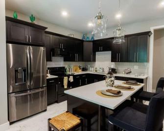 Incredible King Bed Room Private Bathroom - Lithonia - Kitchen