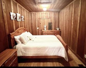 “The Mercantile” is a farmhouse style home on Morning Line Ranch. - New Harmony - Habitación
